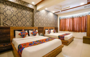 Hotel Whitehouse - Best Family Stay in Vrindavan- Ideal for families - Inhouse Parking -Free 5G Internet